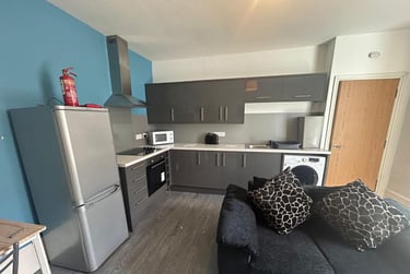 3 bed flat, Hill Park Crescent, Flat 1, Greenbank, Plymouth, PL48JP - Image 1